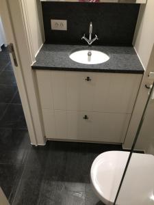 ein Badezimmer mit Waschbecken und Toilette in der Unterkunft Merida in Knokke-Heist + 27 Fotos
