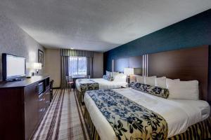um quarto de hotel com duas camas e uma TV de tela plana em Flagship Inn of Ashland em Ashland mais 52 fotografias