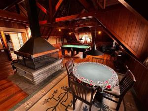 Una vista aérea de una habitación con una mesa y una estufa. en Chalé Luxuoso Capivari em Campos do Jordão, en Campos do Jordão