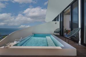 Πισίνα στο ή κοντά στο 2BR Oceanfront Escape Apartment Priv Pool