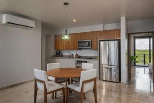 Η κουζίνα ή μικρή κουζίνα στο 2BR Oceanfront Escape Apartment Priv Pool