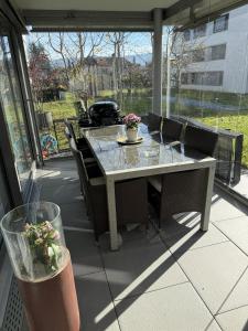 une table et des chaises assises sur une terrasse dans l'établissement Luxuriöse 3,5-Zimmer Wohnung für Familien und Geschäftsreisende mit Glasfaser-Internet, à Cham