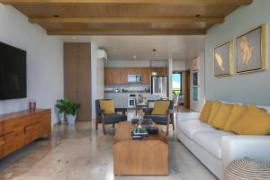 Η κουζίνα ή μικρή κουζίνα στο 2BR Oceanfront Escape Apartment Priv Pool +27 φωτογραφίες