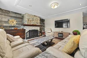 Una televisión o centro de entretenimiento en Calgary - By Mountains and Ski