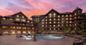 einem großen Gebäude mit Pool in der Unterkunft #337 Inside Lodge At Spruce Peak Studio Ski in in Ski out By Stowe Mountain Rentals in Stowe