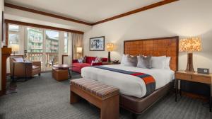 ein Hotelzimmer mit großem Bett und Wohnzimmer in der Unterkunft #337 Inside Lodge At Spruce Peak Studio Ski in in Ski out By Stowe Mountain Rentals in Stowe + 11 Fotos