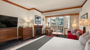 ein Hotelzimmer mit einem Bett und einem Fernseher in der Unterkunft #337 Inside Lodge At Spruce Peak Studio Ski in in Ski out By Stowe Mountain Rentals in Stowe