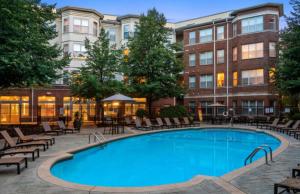 uma piscina em frente a um hotel em Private Room and Bathroom in Revere em Revere