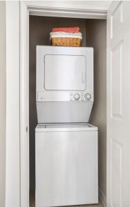 eine Mikrowelle auf einem Kühlschrank in der Unterkunft Private Room and Bathroom in Revere in Revere