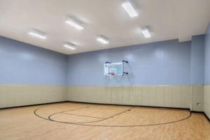 ein leerer Fitnessraum mit einem Basketballkorb in einem Zimmer in der Unterkunft Private Room and Bathroom in Revere in Revere