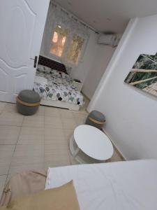- une chambre avec un lit et deux tabourets dans l'établissement Apartment 1, Family, Moorish Villa, à El Mouradia