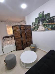 une pièce avec une table, des chaises et un lit dans l'établissement Apartment 1, Family, Moorish Villa, à El Mouradia