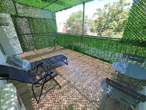 - une véranda avec 2 chaises et une table dans l'établissement Apartment 1, Family, Moorish Villa, à El Mouradia 10 autres photos