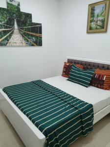 - un lit dans une chambre avec une photo sur le mur dans l'établissement Apartment 1, Family, Moorish Villa, à El Mouradia