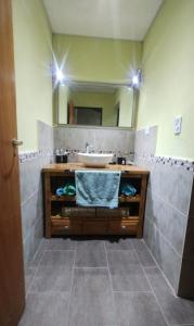 ein Badezimmer mit Waschbecken und Spiegel in der Unterkunft Cabaña Cina Cina in Villa Larca
