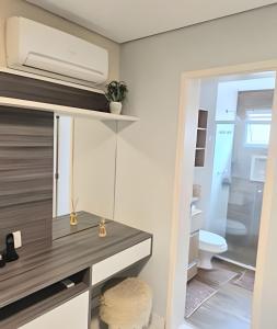 Koupelna v ubytování Conforto na Praia Gonzaga, Estacionamento, Piscina