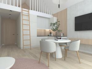 Il comprend une cuisine avec une table et des chaises ainsi qu'une télévision. dans l'établissement Top Escape - apartamenty z widokiem na góry - Przycup w Karkonoszach Apartamenty, à Karpacz