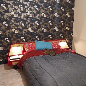 Ένα ή περισσότερα κρεβάτια σε δωμάτιο στο La maison aux volets bleus Chambre cosy et vintage à la campagne