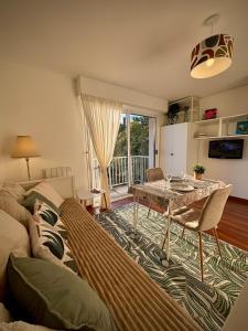 塔朗斯Terra Verde I Cozy Studio WIFI I Balcon & Parking的客厅里有一张沙发和一张桌子。