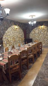 JrambarにあるMsho Amrov Restoranの石壁のダイニングルーム(木製テーブル付)