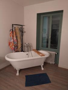 Ένα μπάνιο στο La maison aux volets bleus Chambre cosy et vintage à la campagne