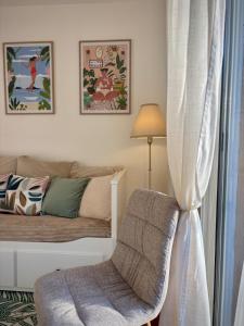 塔朗斯Terra Verde I Cozy Studio WIFI I Balcon & Parking的带沙发和椅子的客厅