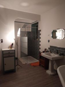 Ένα μπάνιο στο La maison aux volets bleus Chambre cosy et vintage à la campagne +3 φωτογραφίες