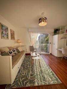 塔朗斯Terra Verde I Cozy Studio WIFI I Balcon & Parking的一间带床的卧室和一间客厅