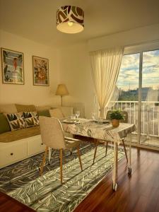 塔朗斯Terra Verde I Cozy Studio WIFI I Balcon & Parking的客厅里有一张桌子和一张沙发