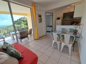 Kuchyň nebo kuchyňský kout v ubytování Les dessus de Petite Anse