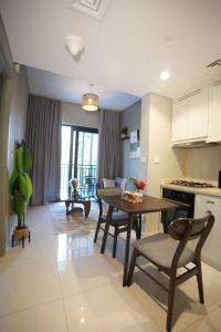 Kuchyň nebo kuchyňský kout v ubytování Joyful Journeys Downtown And Burj View Residence Business Bay