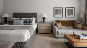 une chambre avec un lit et un canapé dans l'établissement 374 Lodge At Spruce Peak Ski In Ski In Ski Out King Studio By Stowe Mountain Rentals, à Stowe