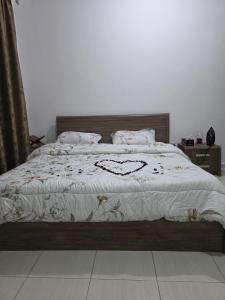 Bū Raysغرف فندقيه - بدع زايد的卧室里有一张带木质床头板的大床