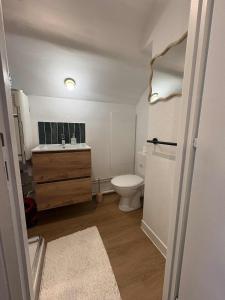 une petite salle de bain avec toilettes et lavabo dans l'établissement Charmant appartement - Le Dopamine, à La Roche-sur-Yon