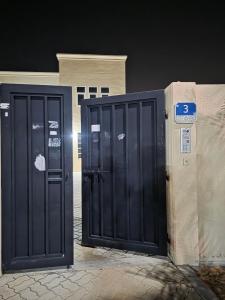 Bū Raysغرف فندقيه - بدع زايد的建筑物前的两扇门