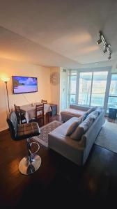 多伦多CN Tower View with Free Parking, Pool, Gym, Free Skating, and More的客厅里有一张沙发和一张桌子。