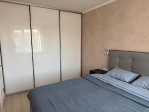 Postel nebo postele na pokoji v ubytování Calm Stay Teika Apartment