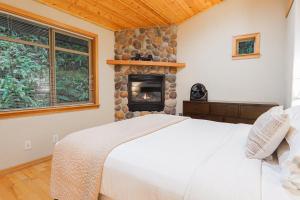 Ένα ή περισσότερα κρεβάτια σε δωμάτιο στο Snowline Hillside Chalet