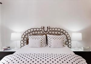 Ένα ή περισσότερα κρεβάτια σε δωμάτιο στο Perfect Inside Downtown Aspen Location! Romantic 1300 ft, 4 Blocks or 396 m, to AJAX or Aspen Mountain