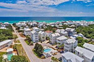 eine Luftblick auf eine Stadt mit Häusern und das Meer in der Unterkunft Mermaid Cove in Inlet Beach