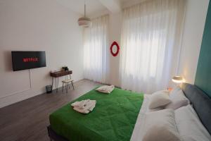 ein Schlafzimmer mit einem Bett mit zwei Handtüchern darauf in der Unterkunft Pop Art Corso Italia 308 in Arezzo + 12 Fotos