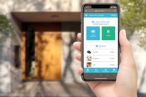 Eine Hand, die vor einem Haus ein Handy hält in der Unterkunft Pop Art Corso Italia 308 in Arezzo