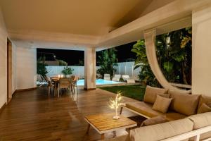 Bazén v ubytování Villa Luce Luxury Accomodation nebo v jeho okolí