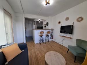 Μια τηλεόραση ή/και κέντρο ψυχαγωγίας στο Peaceful stay with unobstructed views, modern comforts