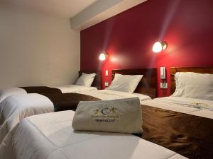 Postel nebo postele na pokoji v ubytování Hotel Sonccollay + 7 fotografií