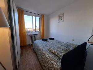 Ένα ή περισσότερα κρεβάτια σε δωμάτιο στο Peaceful stay with unobstructed views, modern comforts