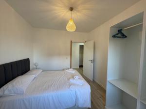 En eller flere senge i et værelse på Charming Sunset flat