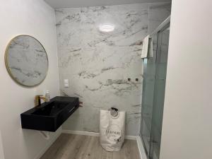 Et badeværelse på Charming Sunset flat