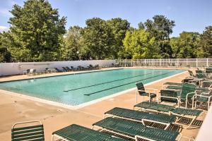 Bazén v ubytování Theater Room and Deck at Massive Salt Pond Home! nebo v jeho okolí