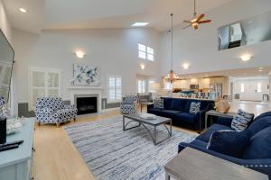 Posezení v ubytování Theater Room and Deck at Massive Salt Pond Home!